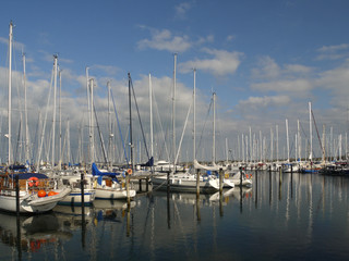 Fototapeta na wymiar Yachten am Steg im Yachthafen von Heiligenhafen.