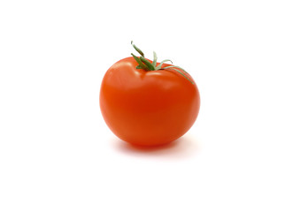 tomate ronde isolée sur fond blanc 