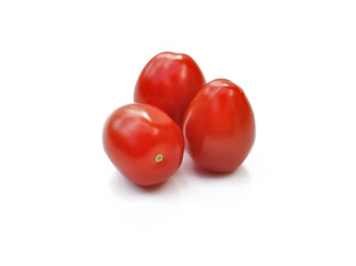 tomates olivettes rouges isolées sur fond blanc 