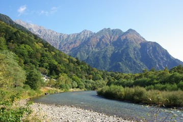 穂高連峰と梓川の美しい風景