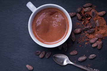 Fototapety  Gorąca czekolada i ziarna kakaowe na czarnym tle,