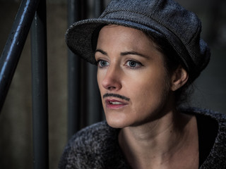 Tomboy - nachdenkliche Frau verkleidet als Mann