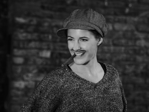 Vintage schwarz-wei&szlig; Portrait einer attraktiven Frau verkleidet