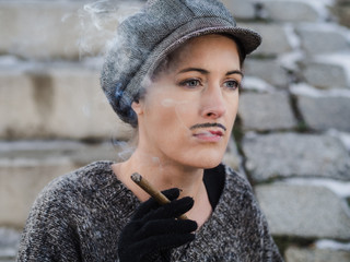 Retro Portrait einer Frau, die als Mann verkleidet ist und eine