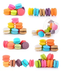 Zelfklevend behang Macarons set van bitterkoekjes op witte achtergrond