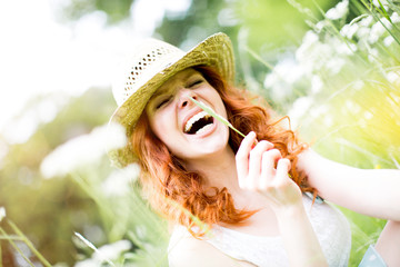 Frau erholt sich im Garten