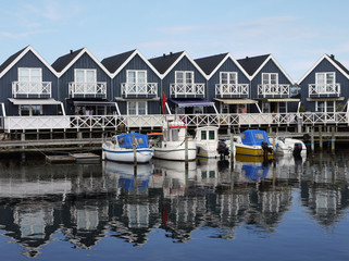 Fototapeta na wymiar Ferienhäuser im Yachthafen von Grenaa in Dänemark