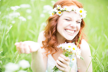 hübsche frau in der wiese