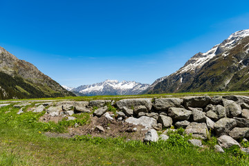 Fototapeta na wymiar Weg am St. Gotthard Pass Schweizer Alpen
