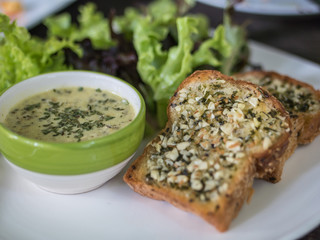 Garlic bread with cream sauce