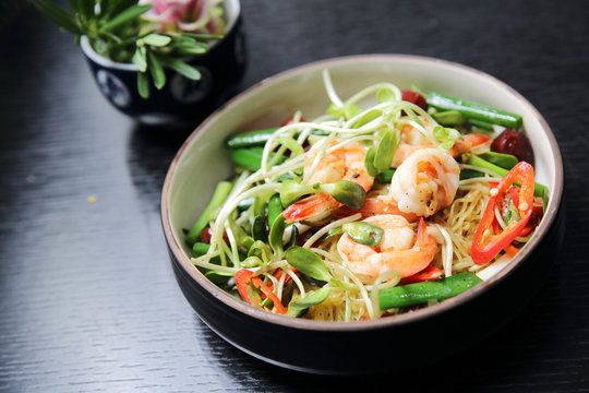 Chinese food shrimp and green vegetable with noodles