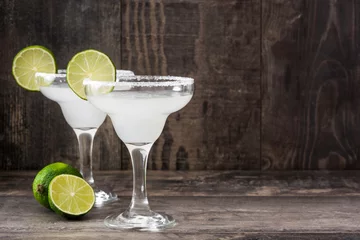 Crédence de cuisine en verre imprimé Cocktail Cocktail Margarita sur un bois rustique