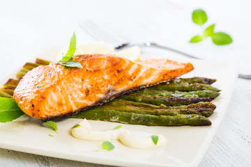 Salmon fillet baked with asparagus
