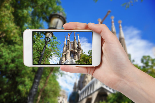 Taking photo of Sagrada Familia with a phone
