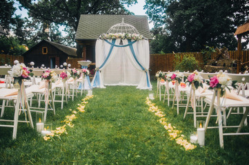 декорация на свадебную выездную церемонию с розовыми пионами