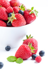 Fresas aisladas sobre fondo blanco