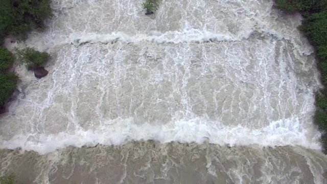 Fiume in piena - Cascate e torrente