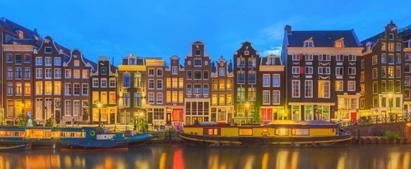 Foto op Plexiglas Amstel rivier, grachten en nacht uitzicht op de prachtige stad Amsterdam. Nederland. © boule1301