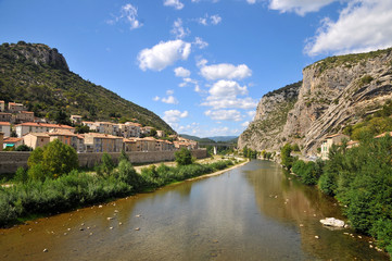 Le village d'Anduze en C&eacute;vennes, au bord du Gardon
