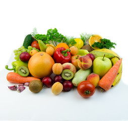 Obraz na płótnie Canvas Fruits and vegetables on a white background