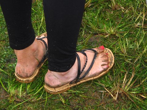 what not to wear to music festival muddy flip-flops thongs England, UK
