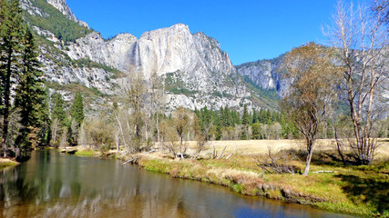 Im Yosemite Valley in Kalifornien/ Der Merced River im Yosemite Valley im Yosemite-Nationalpark in Kalifornien, markante Felsen der Sierra Nevada mit Yosemite Falls, Landschaft im Herbst, 