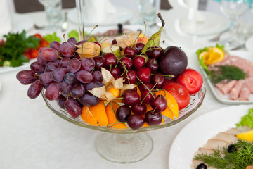 ягоды и фрукты на большом блюде