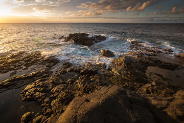 Obraz premium Sunset along the Queens Bath area of Kauai, Hawaii