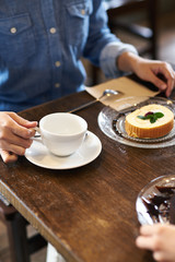 カフェでスイーツを食べる女性