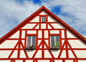 Rote Fachwerkfassade mit Fenster