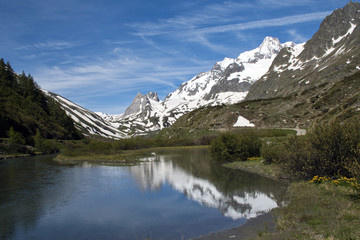 Fototapeta na wymiar le montagne riflesse sul lago Combal