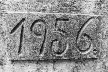 Jahreszahl in Stein gemeißelt Jahr 1956
