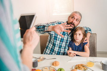 Mother criticize daughter and father about tablet