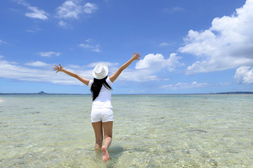 南国沖縄の美しいビーチで寛ぐ女性