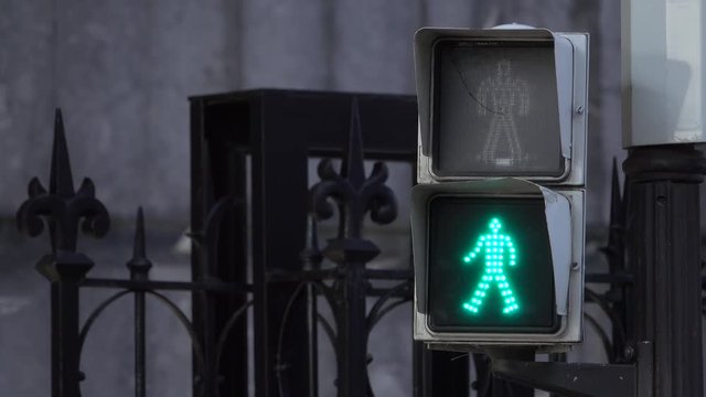 Cross walk switches from walk to don't walk
