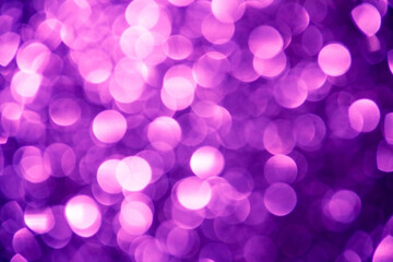 Naklejka premium Purple glitter sparkle defocused rays lights bokeh beautiful abstract background.