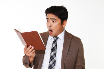 驚くビジネスマン