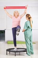 Alte Frau beim Turnen im Rehasport