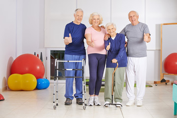 Glückliche Senioren halten Daumen hoch bei Physiotherapie