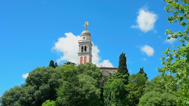 il castello di Udine visto da Piazza Primo Maggio