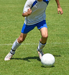 Obraz premium Young child runs with a ball