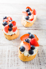 Crostini with grilled baguette, cream cheese and berries