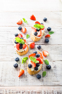 Crostini with grilled baguette, cream cheese and berries