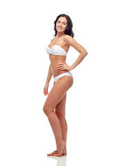 Fototapeta premium szczęśliwa młoda kobieta w białym bikini strój kąpielowy