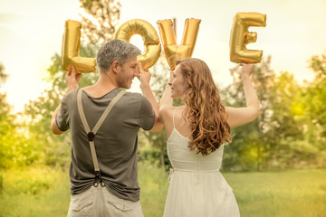 Paar hält Love buchstaben