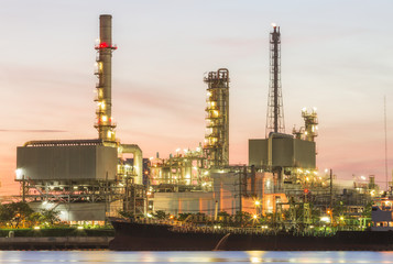 Plakat Oil refinery plant at dusk.