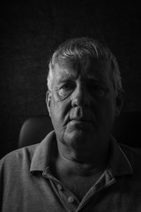 Fototapeta premium Starszy przygnębiony mężczyzna, selektywne skupienie,