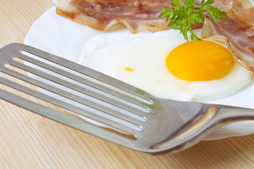 fried egg with bacon
