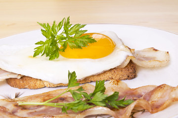 fried egg with bacon