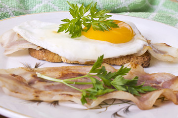 fried egg with bacon